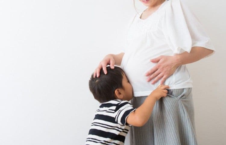 2人目出産で上の子はどうする？寂しさを和らげる事前準備と預け先の選び方